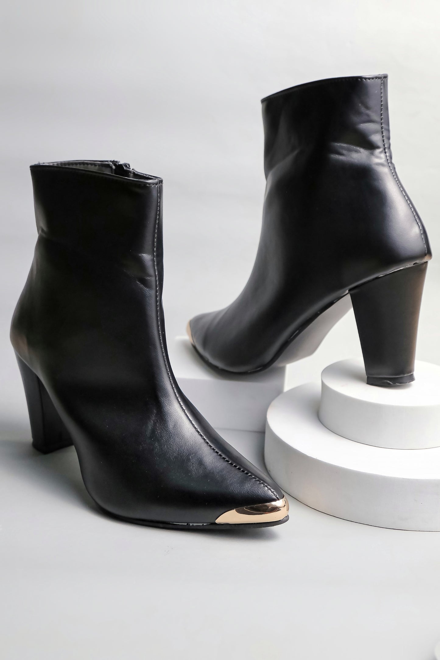 Women Black Pointed Toe Block Heeled Zip Up Boots